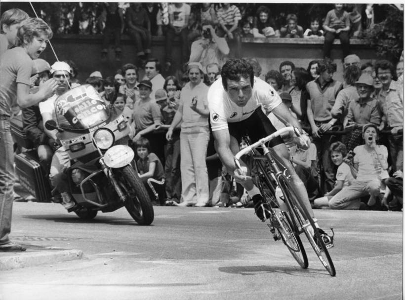 Hinault si presenta per la prima volta al Giro d’Italia del 1980 e lo domina. Eccolo in azione in maglia rosa durante la 21a tappa a cronometro da Saronno a Turbigo. (Olympia)